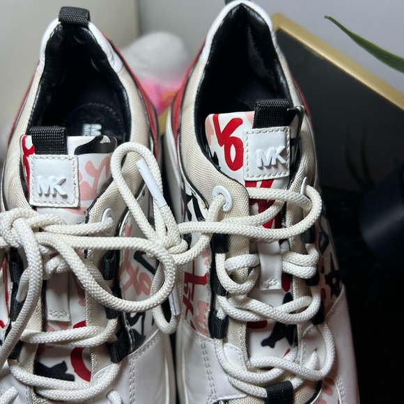 Stylish White and Red Sneakers with Heart Design - Picture 4 of 6